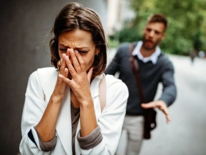 Persona pensativa recordando una relación que quiere recuperar