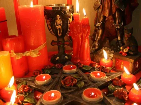 Altar ritual con velas y hierbas preparado para un Amarre de Amor