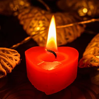 Vela en forma de corazón que simboliza el acompañamiento del proceso
