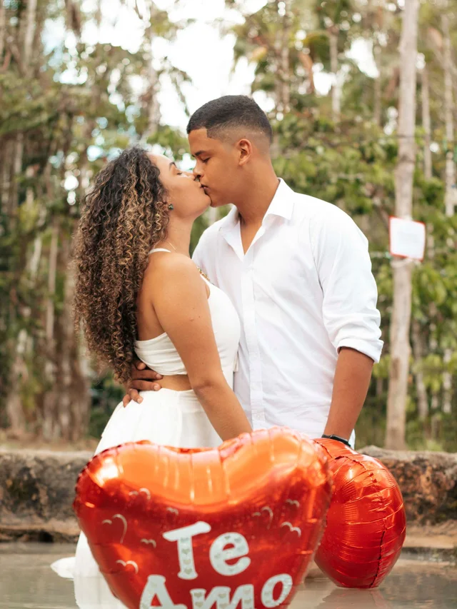 Pareja abrazándose en un reencuentro lleno de emoción